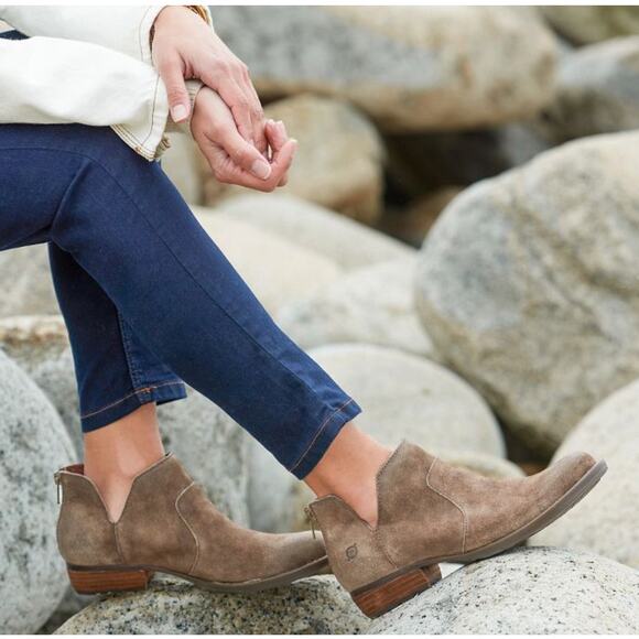 Born Distressed Brown Leather Western Ankle Comfort Rubber Sole Bootie Boots 8.5 - Picture 3 of 13